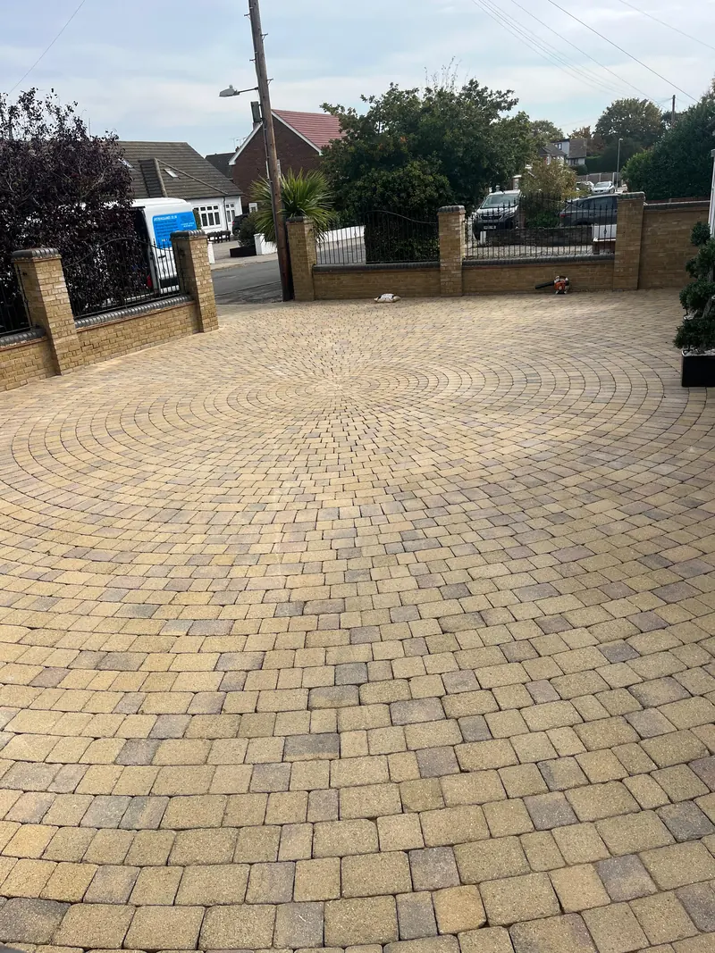 Buff block-paved drive with a circle pattern after cleaning